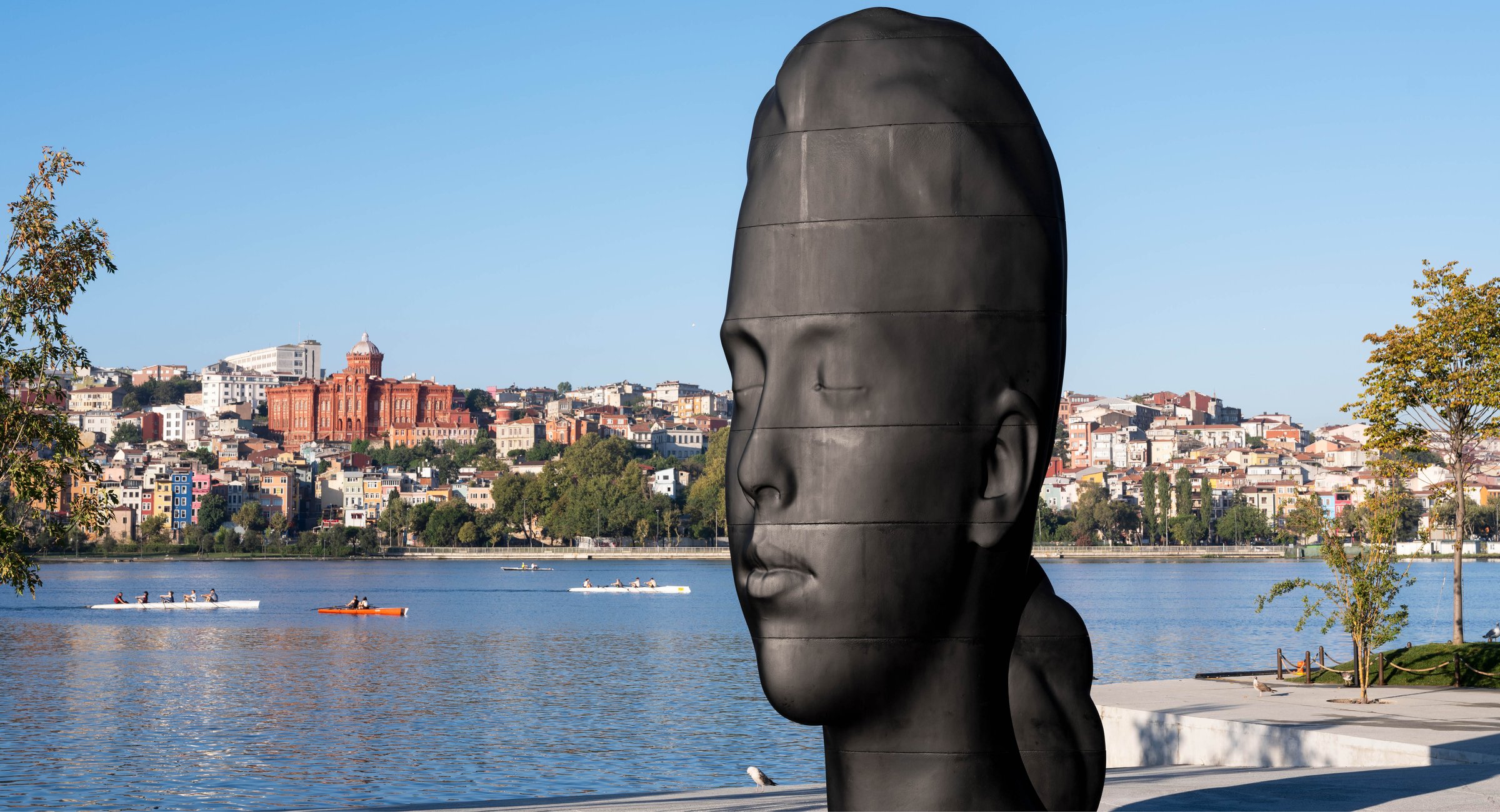 Jaume Plensa'nın “Juana” heykeli, arkada Haliç ve Balat